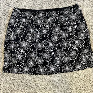 Tranquility by Colorado Clothing Black and White Burst Mini Skort